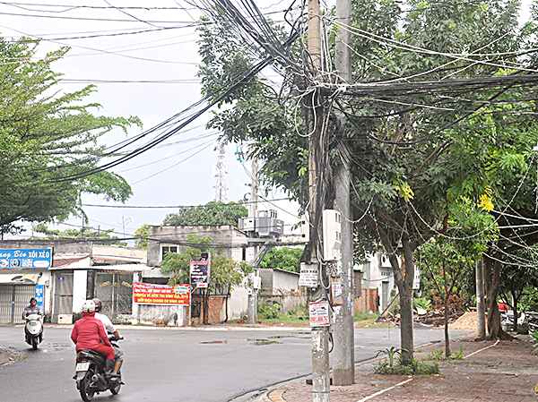 Dây điện và đủ loại dây cáp chằng chịt trên cột điện đường Ngô Quyền (phường Rạch Dừa, TP. Vũng Tàu). Ảnh: TRẦN TRÀ
