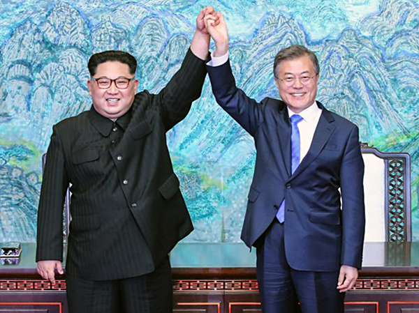 Tổng thống Hàn Quốc Moon Jae-in và nhà lãnh đạo Triều Tiên Kim Jong-un tại cuộc gặp thượng đỉnh liên Triều.