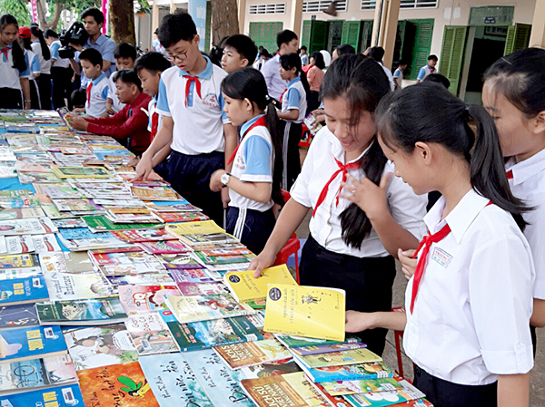 HS Trường THCS Trần Hưng Đạo (xã Bình Ba, huyện Châu Đức) tham gia đọc sách trong chương trình “Triển lãm, tuyên truyền, giới thiệu sách lưu động” năm 2018.