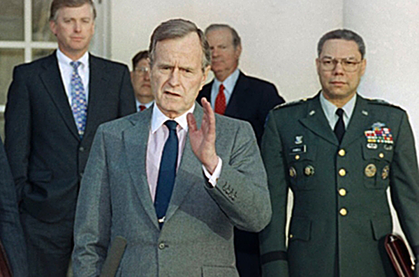 Tổng thống George Herbert Walker Bush (giữa) sau cuộc họp với các cố vấn quân sự vào ngày 11-2-1991.