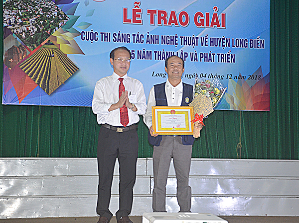 Đồng chí Võ Văn Dũng, Bí thư Huyện ủy Long Điền trao giải Nhất ảnh đơn cho tác giả Nguyễn Thái An.
