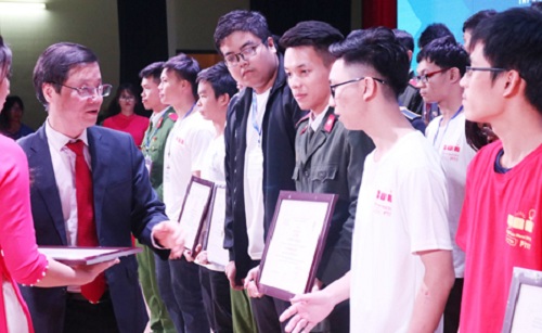 Ban tổ chức trao Bằng khen cho các thí sinh đạt giải tại cao.