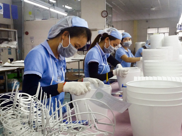 Lao động nữ gặp nhiều rào cản trong quá trình tiếp cận thị trường lao động. Trong ảnh: Lao động nữ làm việc tại Công ty CP Sản xuất và kinh doanh thiết bị chiếu sáng Thái Bình Dương.  Ảnh: ĐÔNG TRÚC
