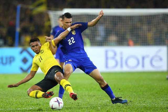 Thái Lan (phải) không thể vượt qua Malaysia ở bán kết AFF Suzuki Cup 2018.