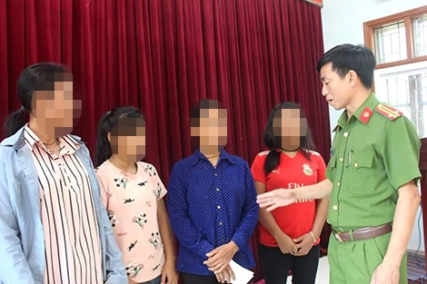Công an Nghệ An bàn giao những nữ sinh bị dụ dỗ bỏ nhà đi tìm kiếm việc làm