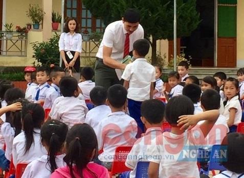 Học sinh hào hứng tham gia phần giao lưu trả lời câu hỏi,                                      thể hiện sự hiểu biết trong việc tiết kiệm điện năng