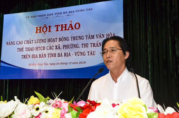 Đồng chí Huỳnh Đức Dũng, Phó Giám đốc Sở VH-TT phát biểu tại hội thảo. 