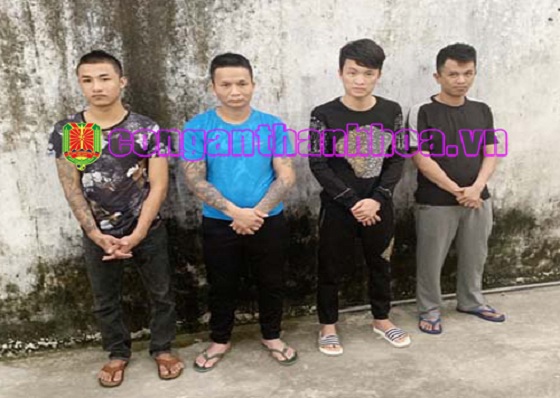 4 đối tượng (từ trái qua phải): Ánh, Giang, Anh, Thắng