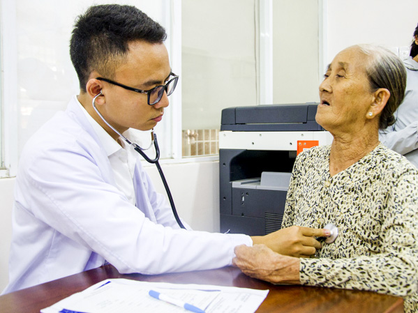 Các gia đình chính sách, người cao tuổi trên địa bàn xã Tam Phước (huyện Long Điền) được bác sĩ Bệnh viện Bà Rịa khám bệnh, tư vấn sức khỏe tại chương trình do Bệnh viện và Công ty BWACO phối hợp tổ chức vào tháng 8-2018.