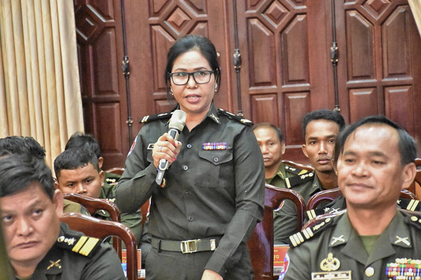 Nữ Trung uý  Nuon Somaly, Tiểu khu Quân sự tỉnh Preah Vihear phát biểu tại buổi tọa đàm.