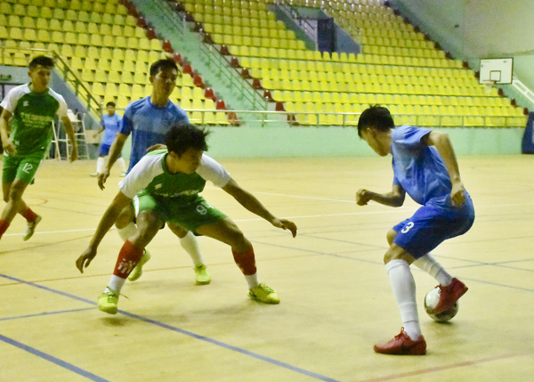 Một pha bóng qua người đẹp mắt trong trận đấu giữa Hotel An Bình (phải) và Nam Long Phát FC.