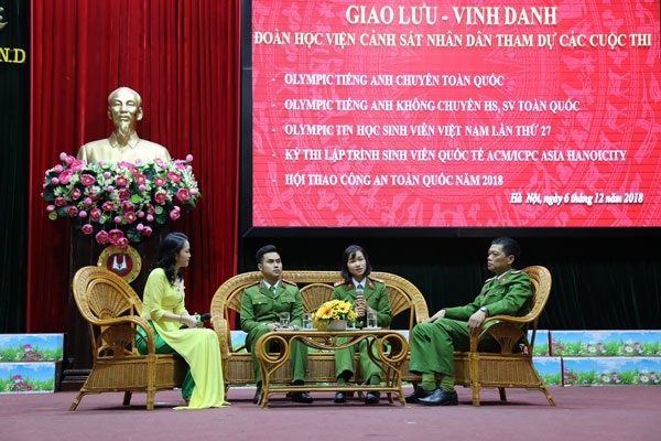 Chương trình giao lưu với các cá nhân được vinh danh.