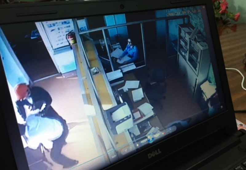 Hình ảnh ông Lê Văn Dương khống chế đối tượng ( ảnh được trích xuất qua camera)