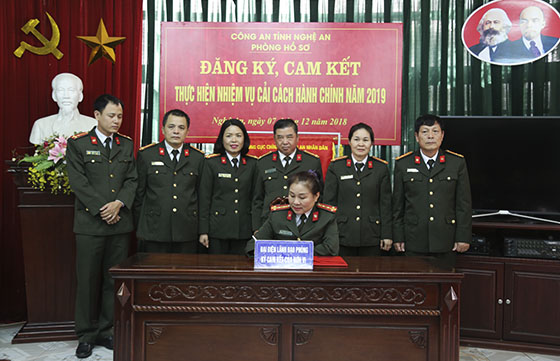 Đại diện lãnh đạo phòng thực hiện ký cam kết