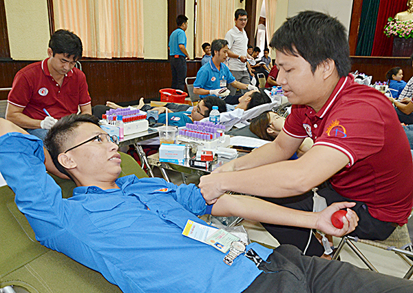 Sinh viên Trường ĐH Mỏ - Địa chất (cơ sở Vũng Tàu) tham gia hiến máu tình nguyện.