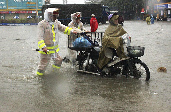 Những hình ảnh đẹp của các chiến sỹ CGST,TT Công an TP Vinh khiến nhiều người dân rất xúc động