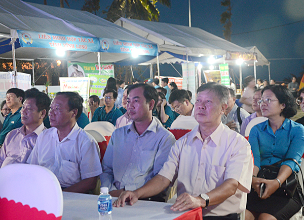 Các đại biểu tham dự lễ khai mạc Lễ hội kỷ niệm 25 năm ngày thành lập Liên minh HTX Việt Nam.