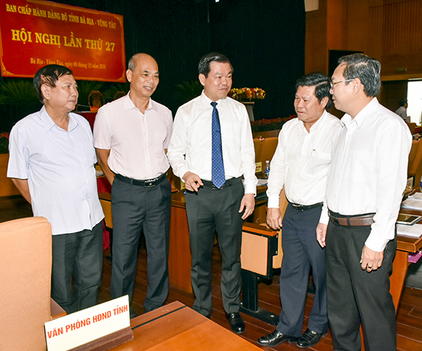 Đồng chí Nguyễn Hồng Lĩnh, Ủy viên Trung ương Đảng, Bí thư Tỉnh ủy, Chủ tịch HĐND tỉnh trao đổi với các đại biểu bên lề hội nghị.
