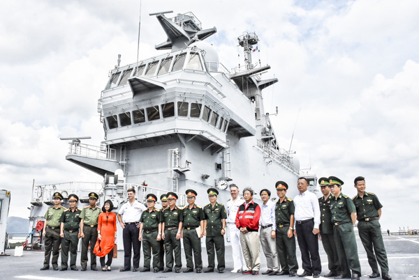 Đoàn lãnh đạo các sở, ngành của tỉnh đến tham quan tàu Dixmude của Hải quân Pháp neo đậu tại Cảng Quốc tế Thị Vải (TX. Phú Mỹ) vào đầu tháng 6-2018.