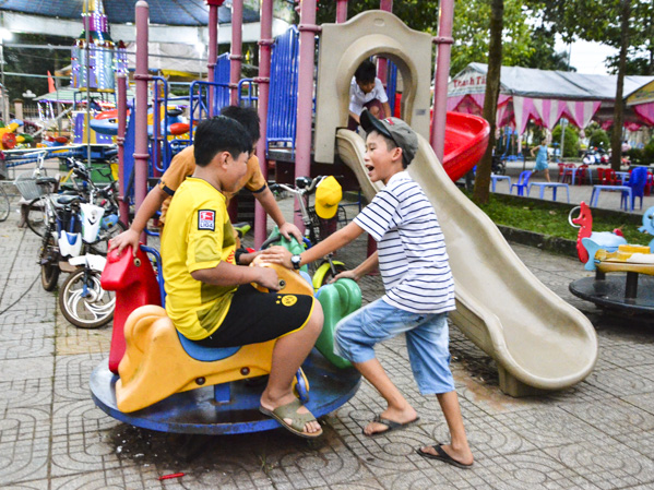 Trẻ em vui chơi tại Trung tâm Văn hóa, Thể thao, Học tập cộng đồng xã Kim Long, huyện Châu Đức- một trong những Trung tâm hoạt động hiệu quả, thu hút đông đảo người dân đến sinh hoạt, vui chơi giải trí.