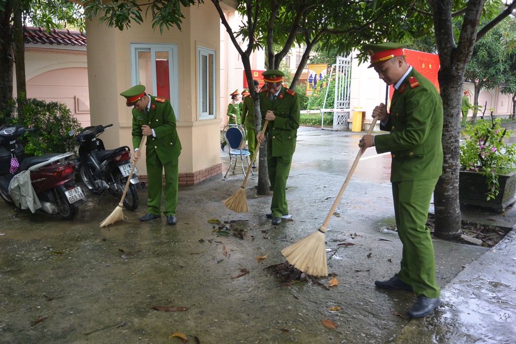 Đoàn viên thanh niên tham gia tổng dọn vệ sinh