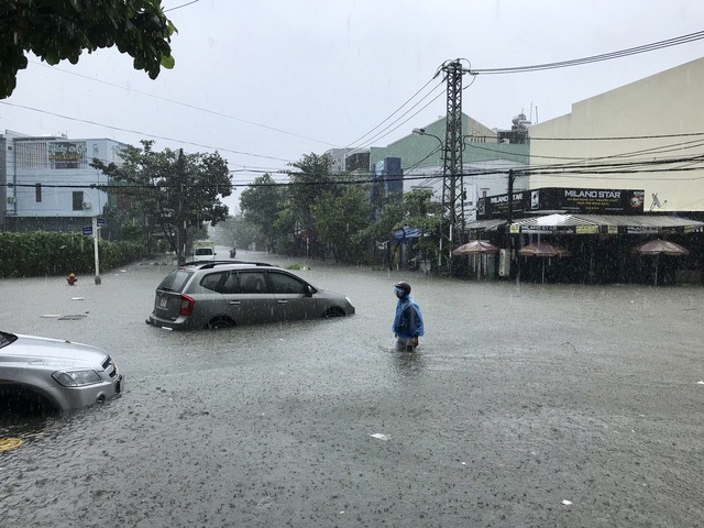 Đường Phan Đăng Lưu, quận Hải Châu, Đà Nẵng ngập sâu trong nước ngày 9-12. Ảnh: TTO