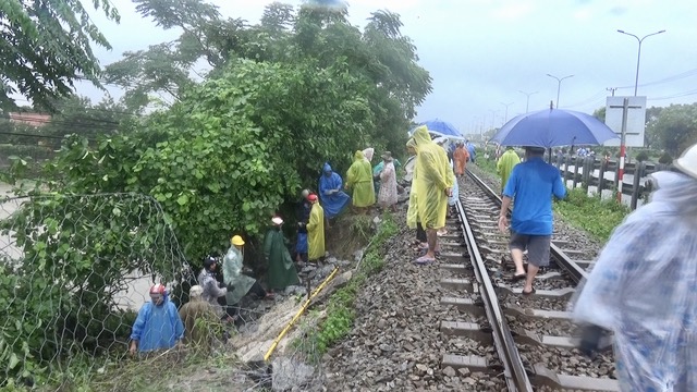Công nhân khắc phục sự cố sạt lở đường sắt đoạn qua Đà Nẵng. Ảnh: TTO