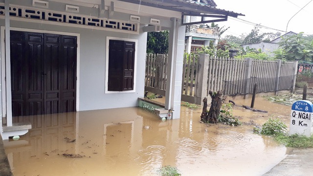 Nước lũ lên nhanh gây ngập nhiều nhà dân nằm ven các con sông lớn trên địa bàn huyện Tư Nghĩa, Nghĩa Hành.