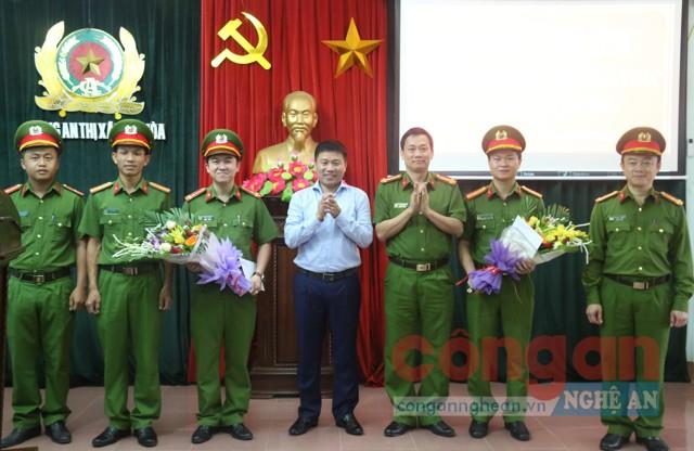 Lãnh đạo Công an tỉnh và UBND TX Thái Hòa tặng hoa,                                                trao thưởng thành tích đặc biệt xuất sắc cho Công an thị xã