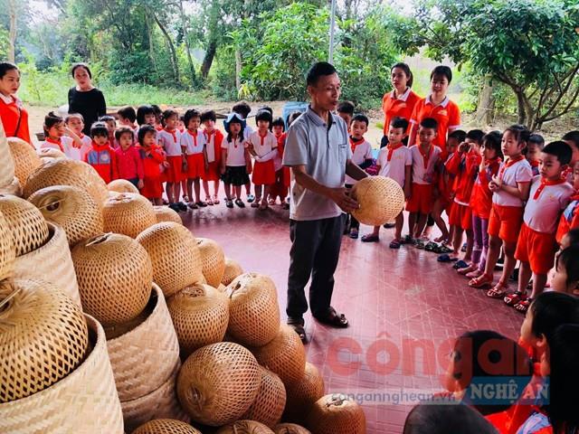 Các cháu Trường Mầm non Nắng Mai háo hức  với chuyến trải nghiệm thực tế tại Làng nghề mây tre đan 