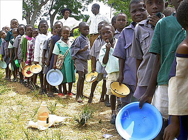 Trẻ em xếp hàng đợi nhận khẩu phần ăn do Chương trình Lương thực Thế giới tài trợ tại Harare, Zimbabwe. 