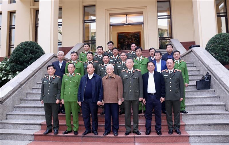 Các đồng chí Tổng Bí thư, Chủ tịch nước Nguyễn Phú Trọng; Thủ tướng Chính phủ Nguyễn Xuân Phúc; Trưởng Ban Tổ chức Trung ương Phạm Minh Chính; Bộ trưởng Tô Lâm cùng các đại biểu dự Hội nghị.