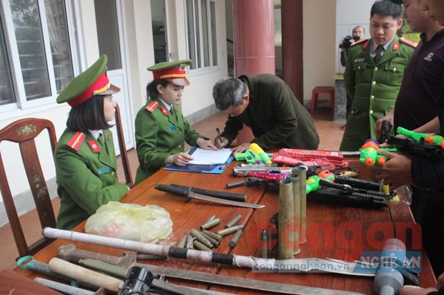 Công an TX Cửa Lò tuyên truyền, vận động nhân dân giao nộp, ký cam kết không tàng trữ vũ khí, vật liệu nổ trái phép