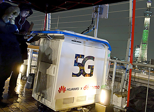 Một trạm phát sóng 5G của Huawei được đặt trên nóc một tòa nhà ở Tokyo.