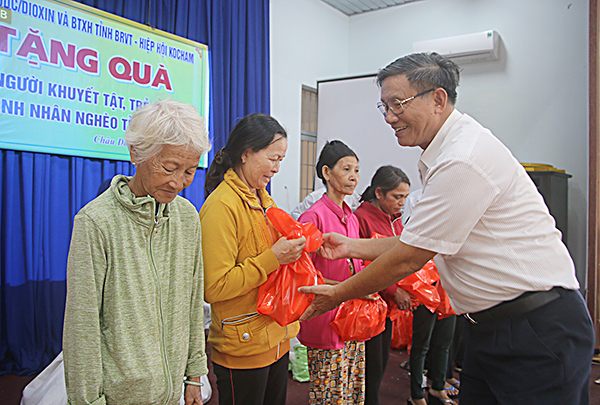 Ông Trần Minh Đức, Phó Chủ tịch Hội Nạn nhân chất độc da cam và Bảo trợ xã hội tỉnh tặng quà cho người khuyết tật, trẻ mồ côi và bệnh nhân nghèo huyện Châu Đức. 