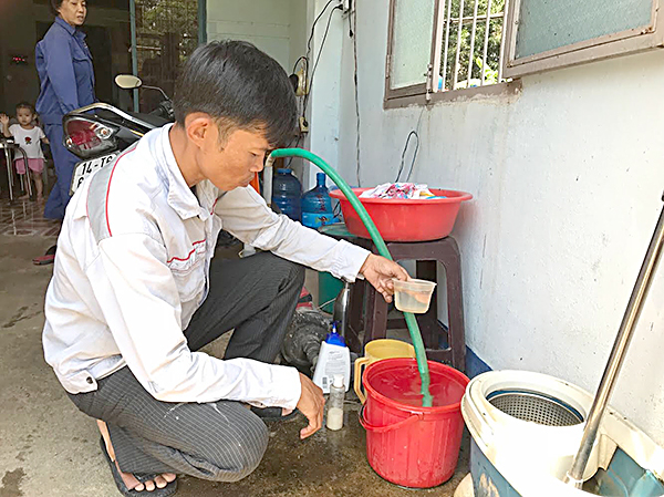 Một hộ dân ở khu phố Ngọc Hà (TX.Phú Mỹ) bơm nước giếng để dùng cho việc sinh hoạt trong gia đình. Ảnh: QUANG VŨ►