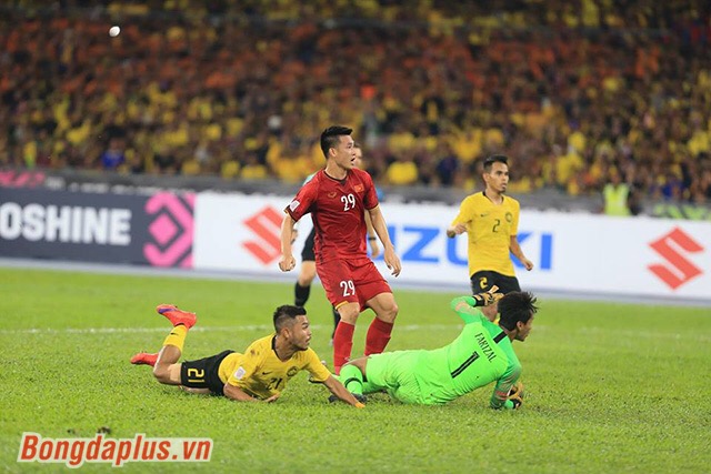 Các cầu thủ Malaysia ngỡ ngàng sau bàn thua đầu tiên. Ảnh: bongdaplus.vn.