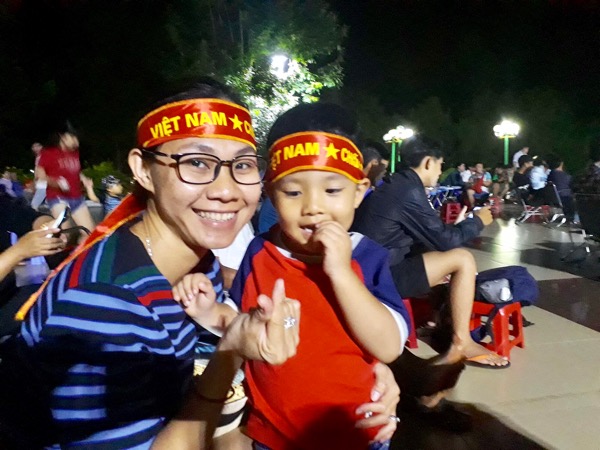 Chị Nguyễn Ngô Du Phương (thị trấn Ngãi Giao) cùng con đến cổ vũ đội tuyển Việt Nam tại Hội quán Thanh niên Châu Đức. Ảnh: ĐINH HÙNG