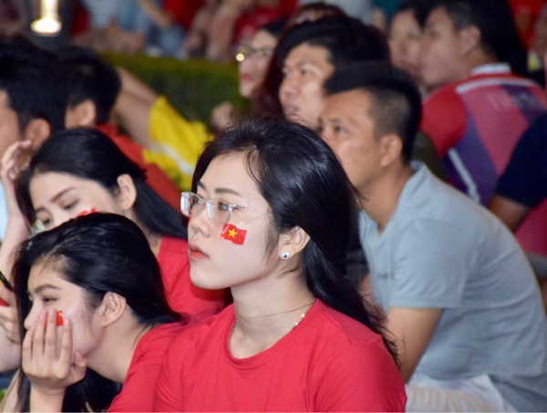 Vẻ mặt lo lắng của một nữ cổ động viên khi Việt Nam bị gỡ hòa 2-2. Ảnh: MẠNH THẮNG