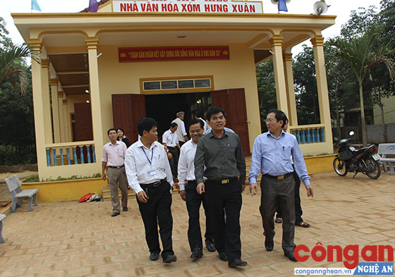 Xây dựng nhà văn hóa đạt chuẩn là 1 trong những tiêu chí quan trọng trong tiêu chí văn hóa gắn với nông thôn mới (Trong ảnh: Hội đồng thẩm định nông thôn mới tỉnh thẩm định 19 tiêu chí xây dựng nông thôn mới tại xã Tây Hiếu, TX Thái Hòa)