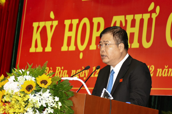 Đồng chí Nguyễn Văn Trình, Phó Bí thư Tỉnh ủy, Chủ tịch UBND tỉnh báo cáo tình hình thực hiện kế hoạch phát triển kinh tế-xã hội, quốc phòng-an ninh năm 2018.