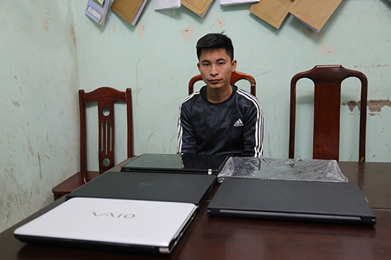 Đỗ Cao Phi cùng tang vật tại cơ quan Công an.
