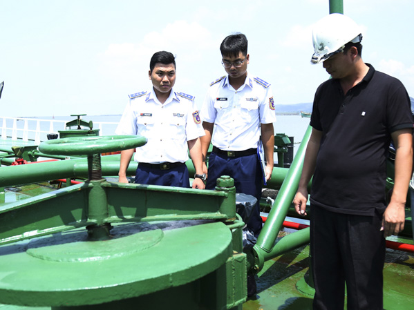 Lực lượng Vùng Cảnh sát biển 3 kiểm tra hàng hóa trên tàu Gladys Giory do ông Nguyễn Văn Hiệp (trú tại tỉnh Nam Định) làm thuyền trưởng để làm rõ hành vi vận chuyển khoảng 1 triệu lít xăng trái phép vào ngày 27-9-2018.
