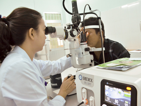 Bác sĩ Trịnh Ngọc Thùy An (Bệnh viện Mắt) thực hiện kỹ thuật laser quang đông võng mạc trên máy laser 532.
