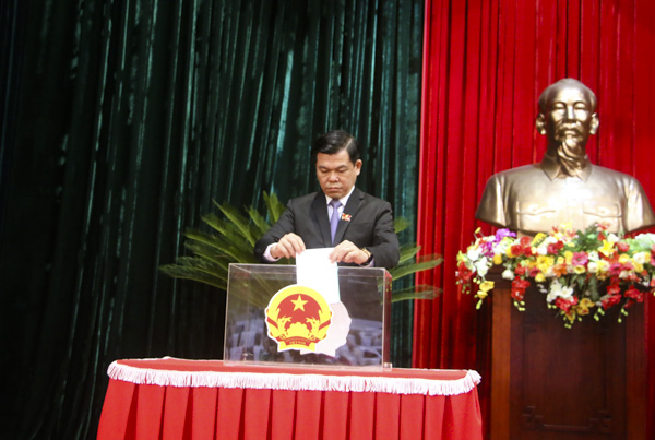 Đồng chí Nguyễn Hồng Lĩnh, Ủy viên Trung ương Đảng, Bí thư Tỉnh ủy, Chủ tịch HĐND tỉnh bỏ phiếu tín nhiệm đối với người giữ chức vụ do HĐND tỉnh bầu. 