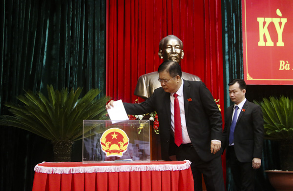 Đồng chí Nguyễn Văn Trình, Phó Bí thư Tỉnh ủy, Chủ tịch UBND tỉnh bỏ phiếu tín nhiệm đối với người giữ chức vụ do HĐND tỉnh bầu.   
