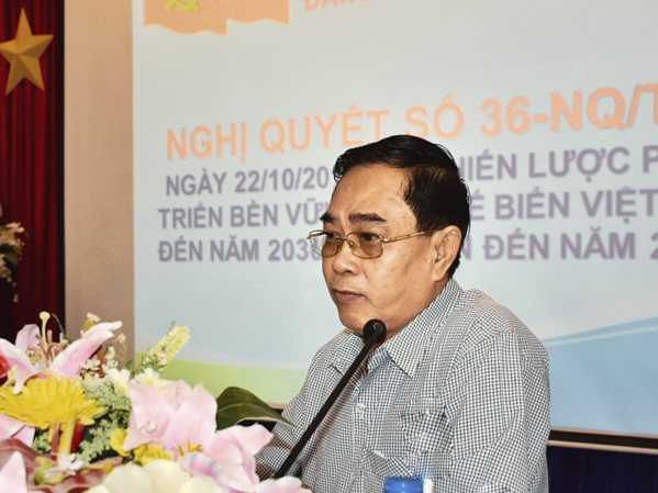 Đồng chí Đinh Văn Hùng, Tỉnh ủy viên, Bí thư Đảng ủy Khối Cơ quan tỉnh quán triệt những nội dung của Hội nghị Trung ương 8 (khóa XII).