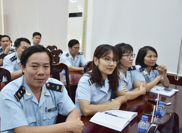 Đảng viên Đảng bộ Cục Hải quan tỉnh tham gia học tập tại hội nghị.