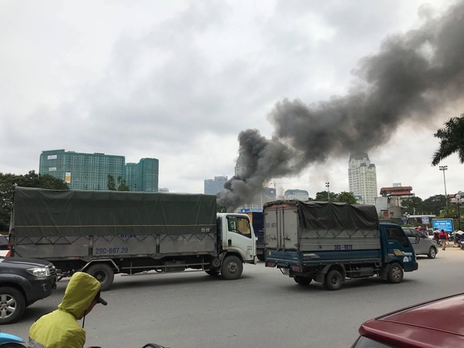 Vụ cháy diễn ra vào khoảng 11h, cột khói đen bốc lên rất cao.