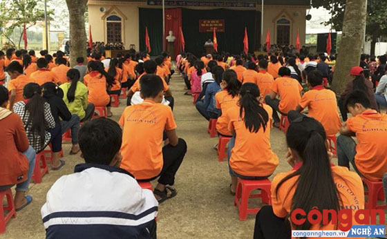 Học sinh Trường THCS Nghĩa Hội, huyện Nghĩa Đàn tham gia lễ mít tinh phòng, chống HIV/AIDS